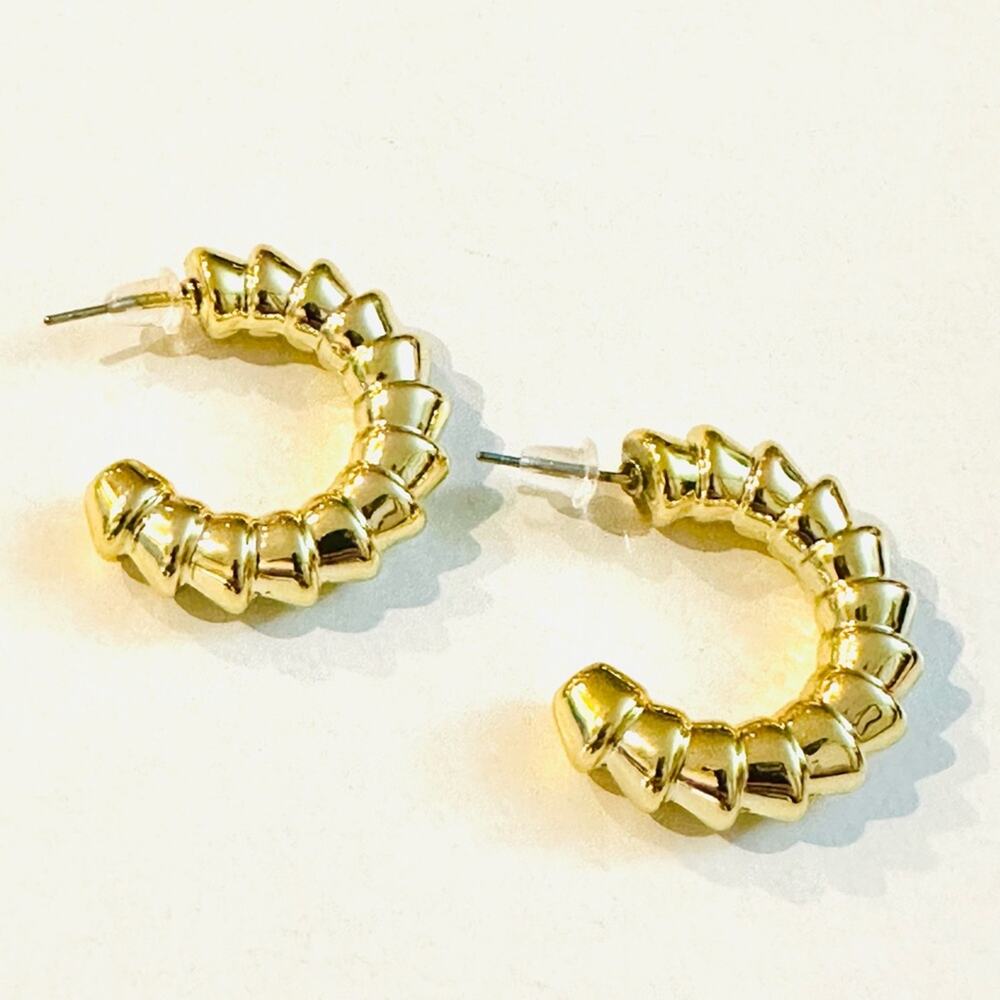 Gold Chunky ribbed hoop earrings - Picture 1 of 1